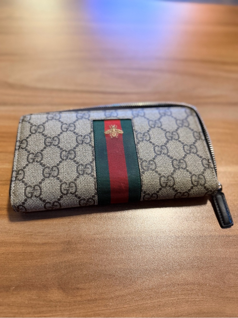 Gucci Beige GG Supreme Zip Wallet with Red and Green Web and Gold Bee - Picture 2 of 9